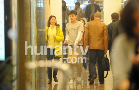 贾乃亮与岳母同行进餐 学习伺候爱妻李小璐的招数