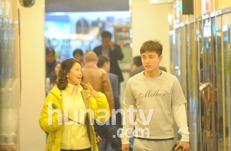 贾乃亮与岳母同行进餐 学习伺候爱妻李小璐的招数