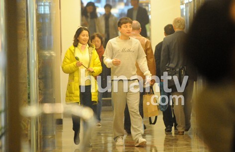 贾乃亮与岳母同行进餐 学习伺候爱妻李小璐的招数