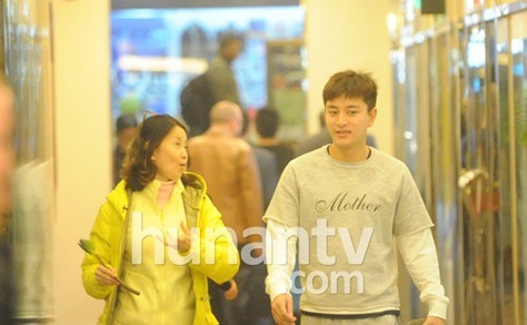 贾乃亮与岳母同行进餐 学习伺候爱妻李小璐的招数