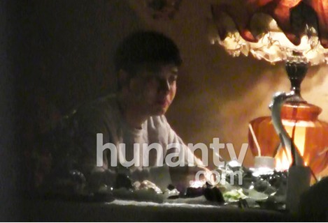 贾乃亮与岳母同行进餐 学习伺候爱妻李小璐的招数