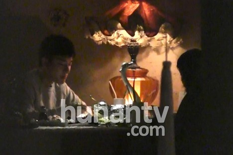 贾乃亮与岳母同行进餐 学习伺候爱妻李小璐的招数