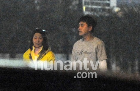 贾乃亮与岳母同行进餐 学习伺候爱妻李小璐的招数