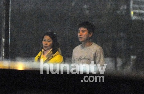 贾乃亮与岳母同行进餐 学习伺候爱妻李小璐的招数