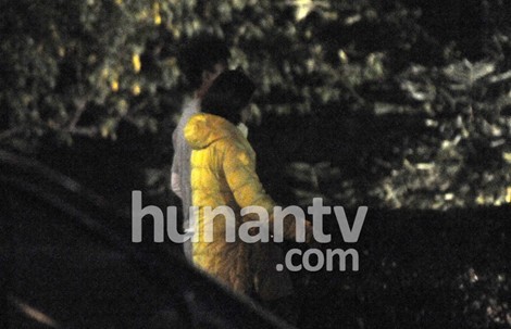 贾乃亮与岳母同行进餐 学习伺候爱妻李小璐的招数