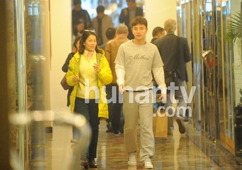 贾乃亮与岳母同行进餐 学习伺候爱妻李小璐的招数