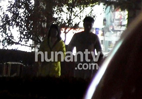 贾乃亮与岳母同行进餐 学习伺候爱妻李小璐的招数