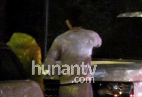 贾乃亮与岳母同行进餐 学习伺候爱妻李小璐的招数