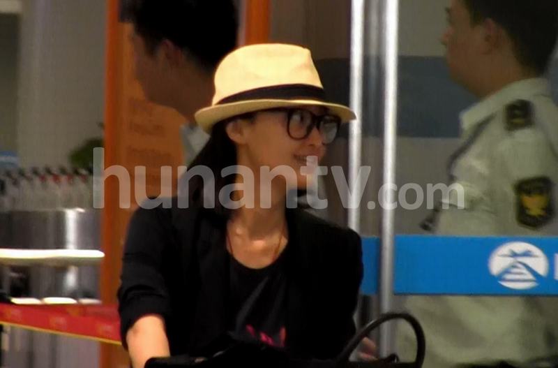 赵子琪一家回京 老公路金波抱爱女青橙曝光