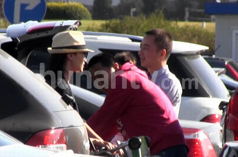 赵子琪一家回京 老公路金波抱爱女青橙曝光