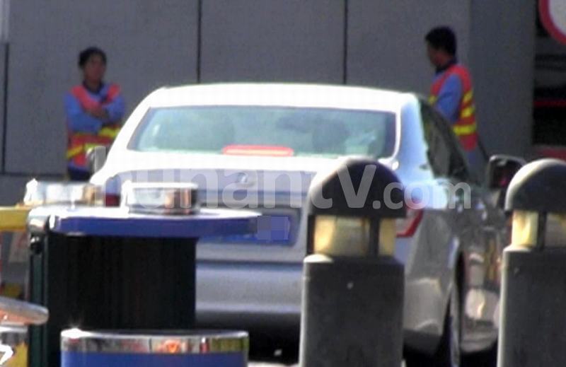 赵子琪一家回京 老公路金波抱爱女青橙曝光