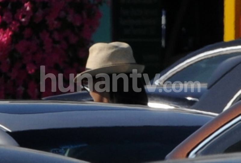 赵子琪一家回京 老公路金波抱爱女青橙曝光