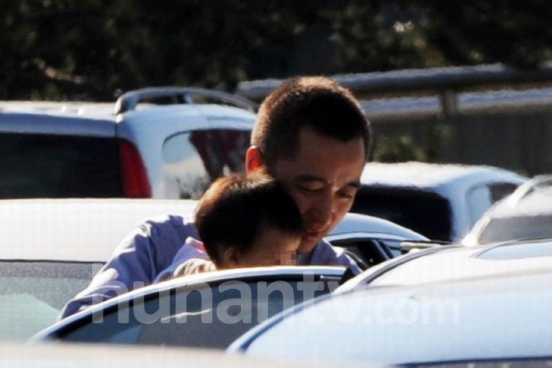 赵子琪一家回京 老公路金波抱爱女青橙曝光