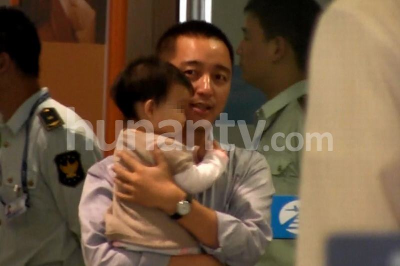 赵子琪一家回京 老公路金波抱爱女青橙曝光