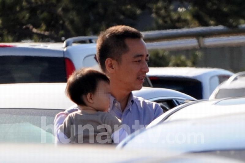 赵子琪一家回京 老公路金波抱爱女青橙曝光