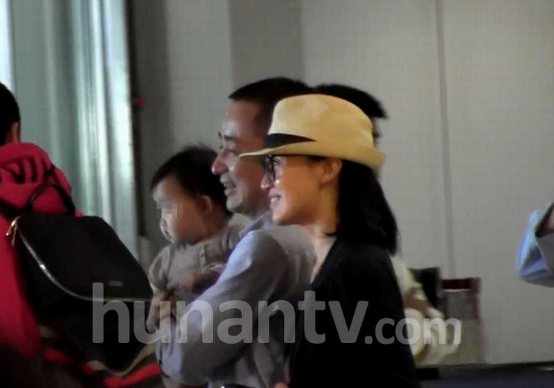 赵子琪一家回京 老公路金波抱爱女青橙曝光