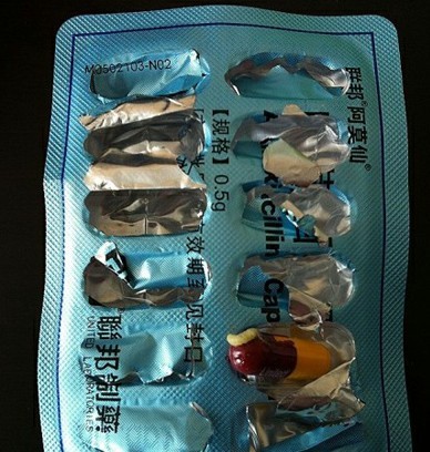 联邦阿莫西林胶囊爬出活虫 或因保存不当