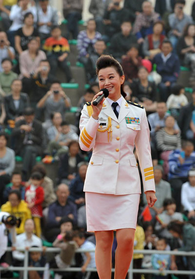 宋祖英戎装亮相献唱