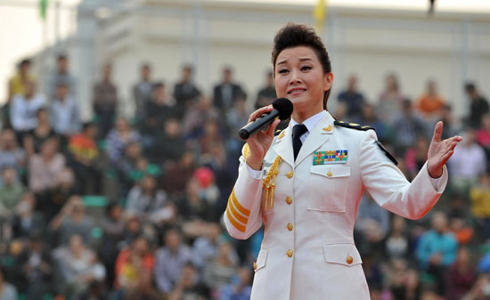 宋祖英戎装亮相献唱