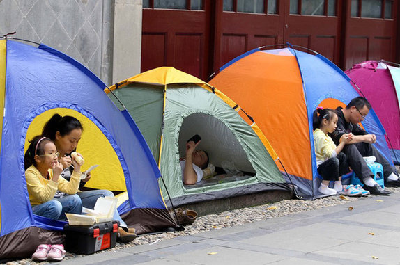 孩子上兴趣班家长搭帐篷陪读