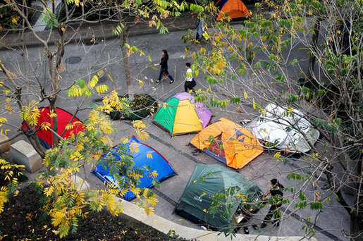 孩子上兴趣班家长搭帐篷陪读