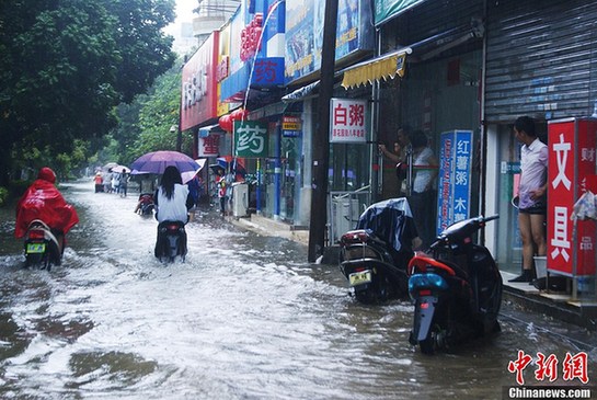 台风山神袭广西交通瘫痪 车辆被淹司机车顶脱困