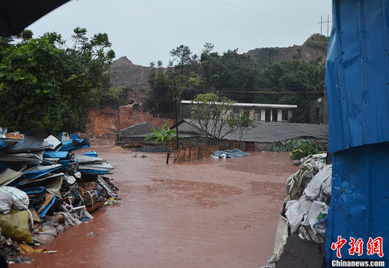 台风山神袭广西交通瘫痪 车辆被淹司机车顶脱困