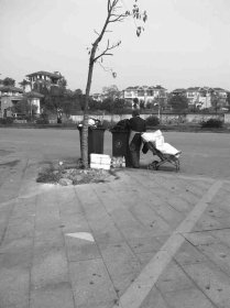 七旬老太住别墅出门捡废品 儿子称母亲开心就好