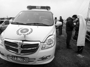 救护车被撞撇下病人追肇事者 车上老人不治身亡