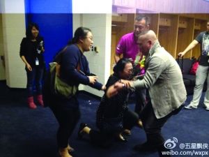 患癌女观众跪谢郭德纲 患癌女观众跪谢郭德纲