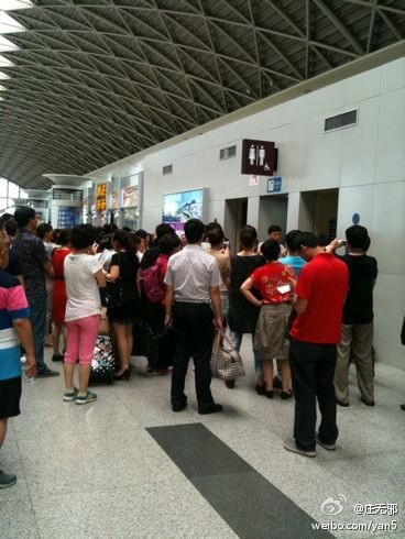 明星尴尬事:刘翔被逼到墙角赵薇上厕所无私密