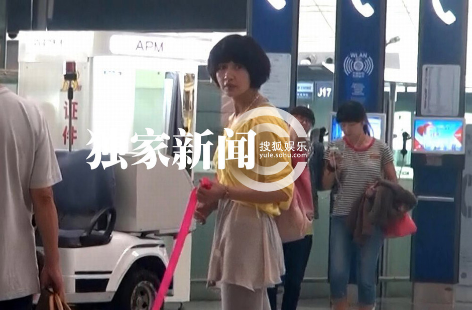 杨雪素颜带女儿外出 当众与老公深情吻别秀恩爱