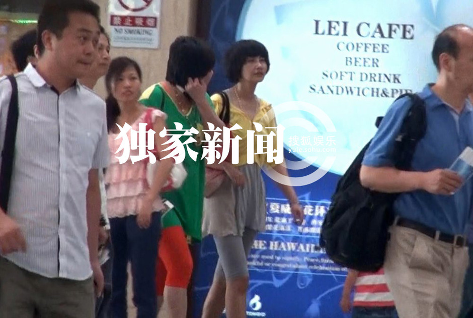 杨雪素颜带女儿外出 当众与老公深情吻别秀恩爱