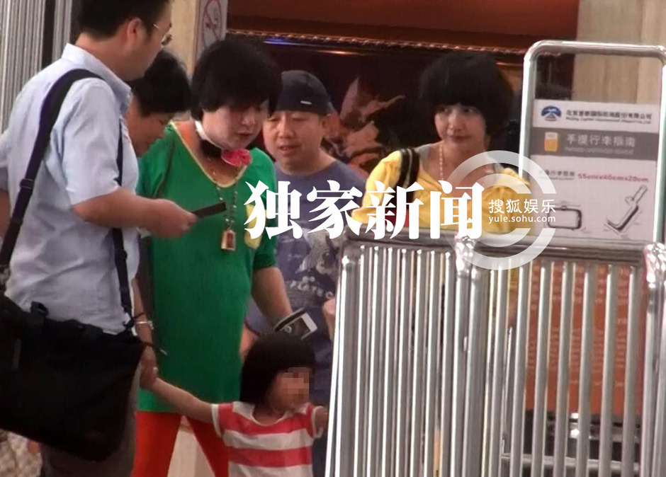 杨雪素颜带女儿外出 当众与老公深情吻别秀恩爱