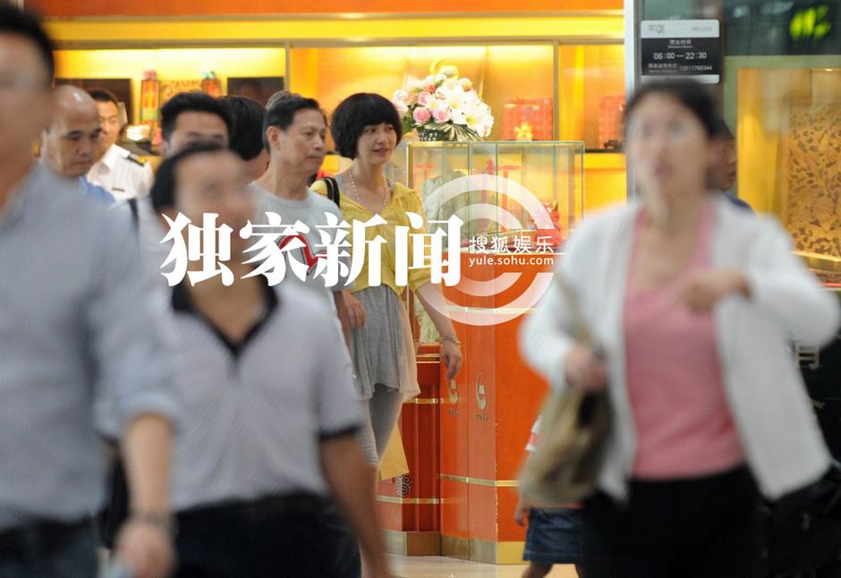 杨雪素颜带女儿外出 当众与老公深情吻别秀恩爱