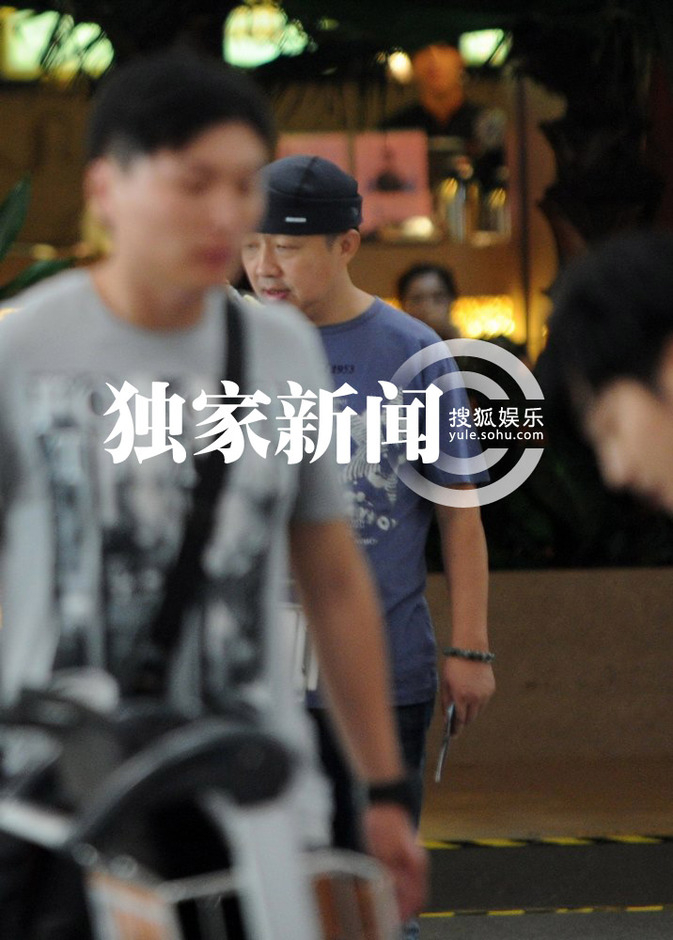 杨雪素颜带女儿外出 当众与老公深情吻别秀恩爱