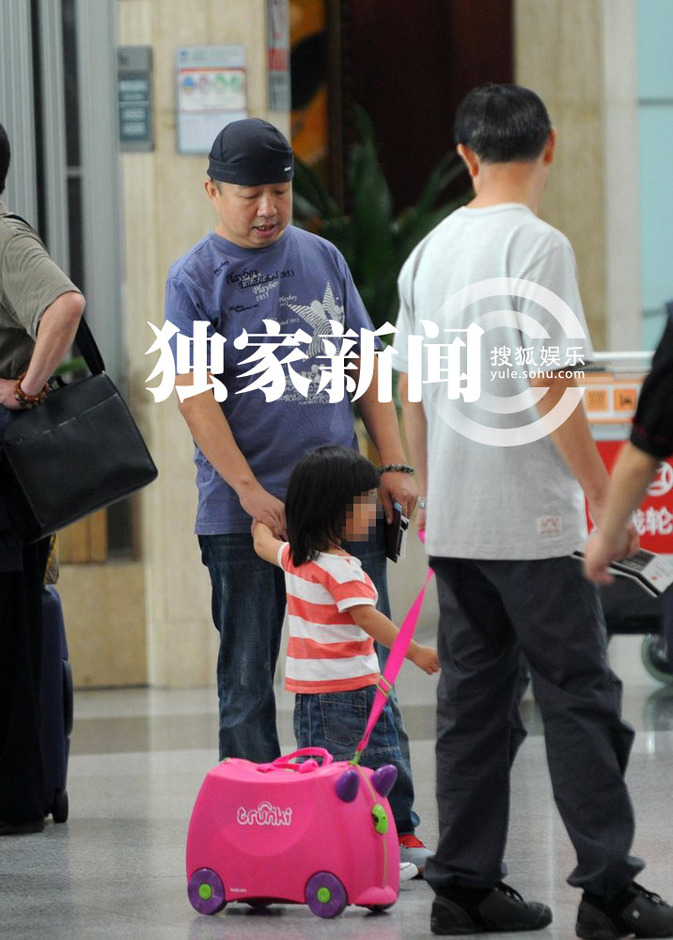 杨雪素颜带女儿外出 当众与老公深情吻别秀恩爱