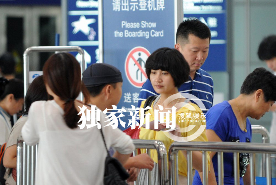 杨雪素颜带女儿外出 当众与老公深情吻别秀恩爱