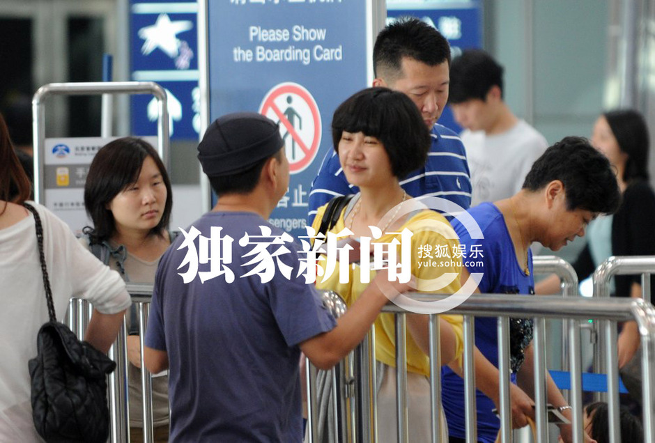 杨雪素颜带女儿外出 当众与老公深情吻别秀恩爱