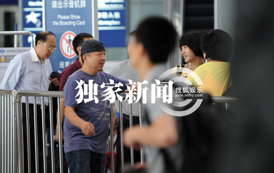 杨雪素颜带女儿外出 当众与老公深情吻别秀恩爱