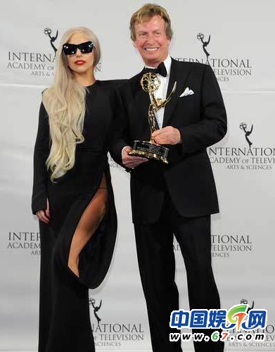 女星开叉过高春光乍现