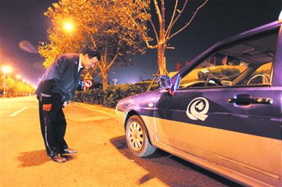 青岛的哥主动停车避让路人 女青年当街鞠躬 青岛的哥主动停车避让路人 女青年当街鞠躬