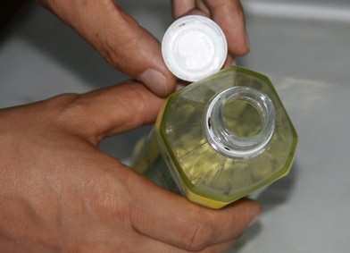 康师傅冰糖雪梨喝出黑虫 长须分明腿脚完整