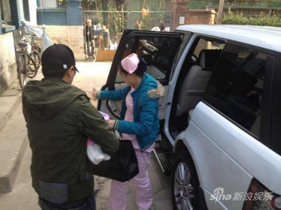 贾乃亮抱女儿做检查姿势标准 全程有人摄像