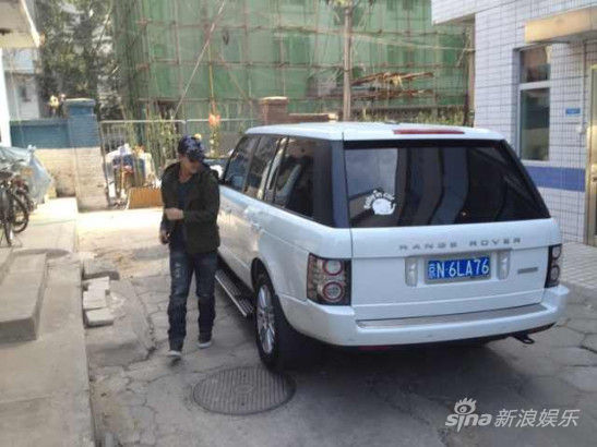 贾乃亮抱女儿做检查姿势标准 全程有人摄像