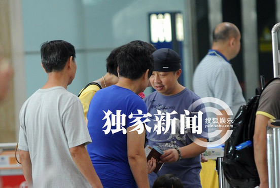 杨雪带女儿外出 与老公深情吻别