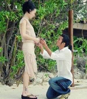 明星另类求婚：谢霆锋荒岛逼婚 彭坦骑白马感动春晓
