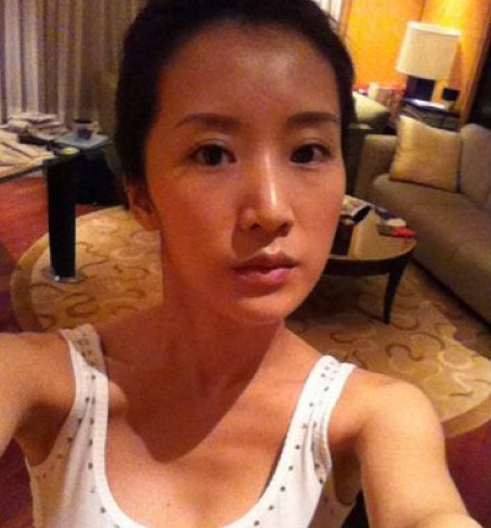 李念抱爱女凝视 阔太生活很奢华