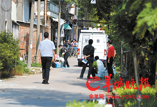 警方正在案发现场外勘察