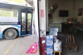 10月31日，株洲云龙示范区龙头铺镇，T6路公交车与106路公交车发生追尾事故，106路公交车一头撞上路边的民居。图/记者王伟